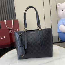 GUCCI-구찌 847456 AAFDV 1000 블랙 GG 엠블럼 미디엄 토트백